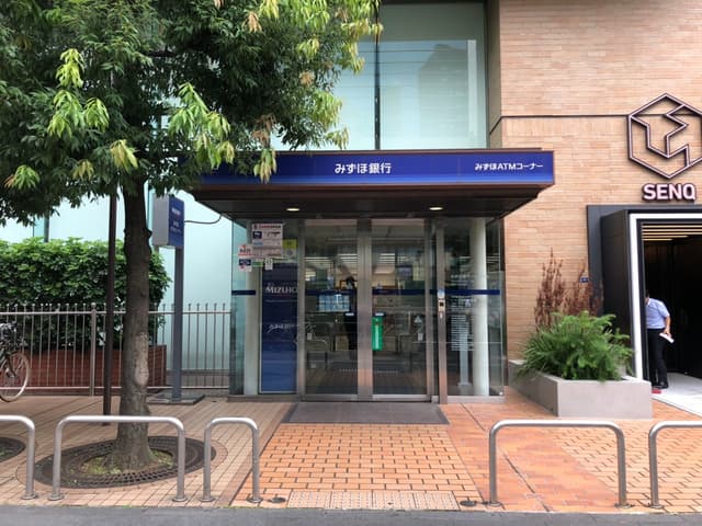 近隣の銀行_みずほ銀行六本木支店(徒歩1分)