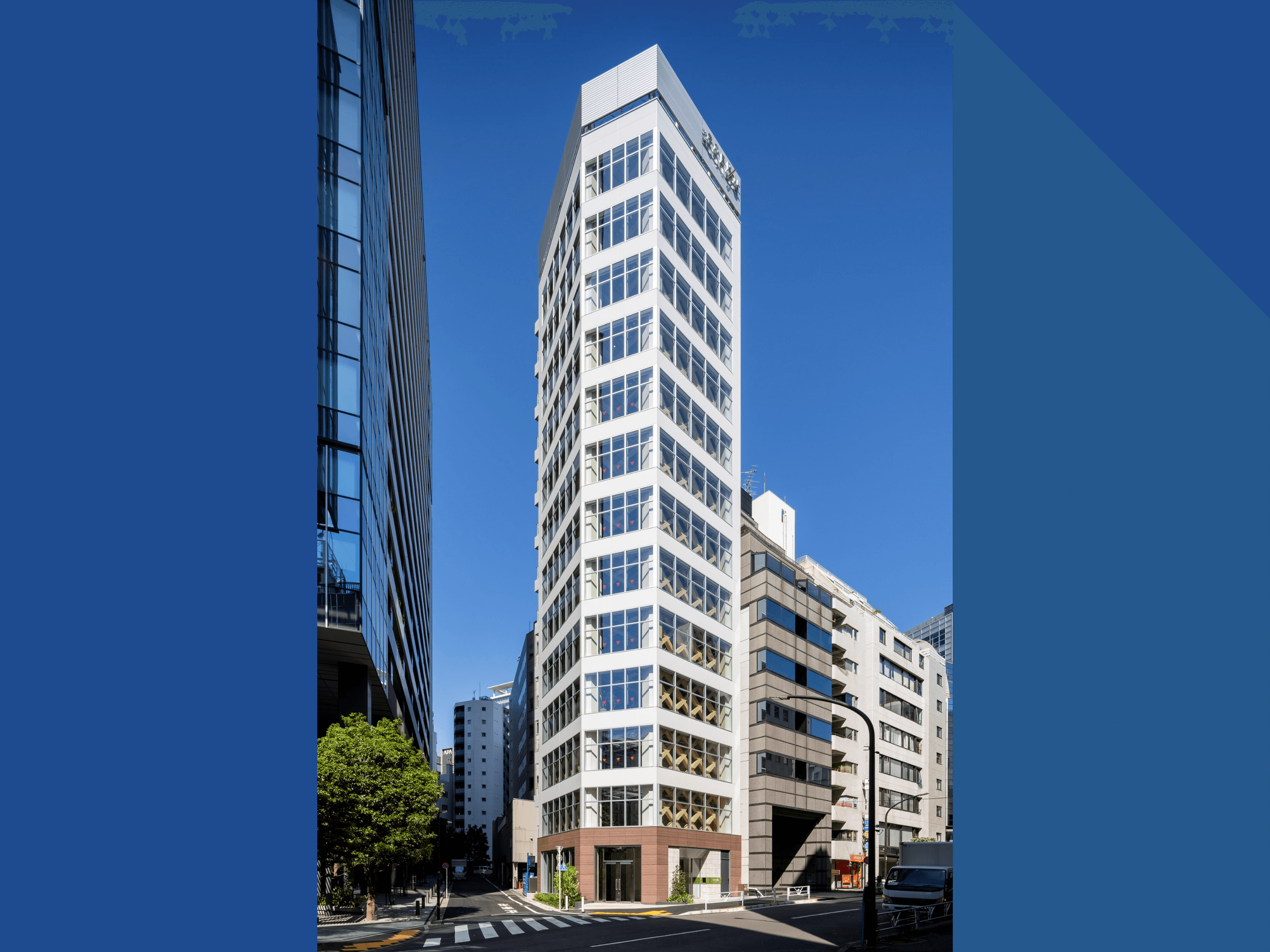 建物外観。南平台交差点近くの角地に建つ2022年竣工のビルです。