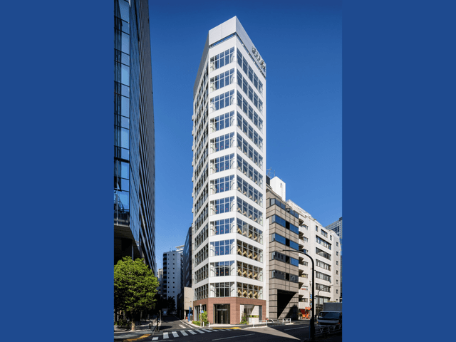 建物外観。南平台交差点近くの角地に建つ2022年竣工のビルです。