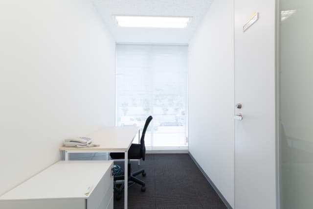 個室_大きな窓があるので明るく、日中は電気をつけなくても過ごせるほどです