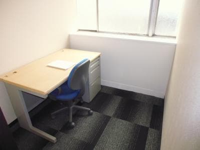 個室_1名様用の303号室です。窓があり開放的です。