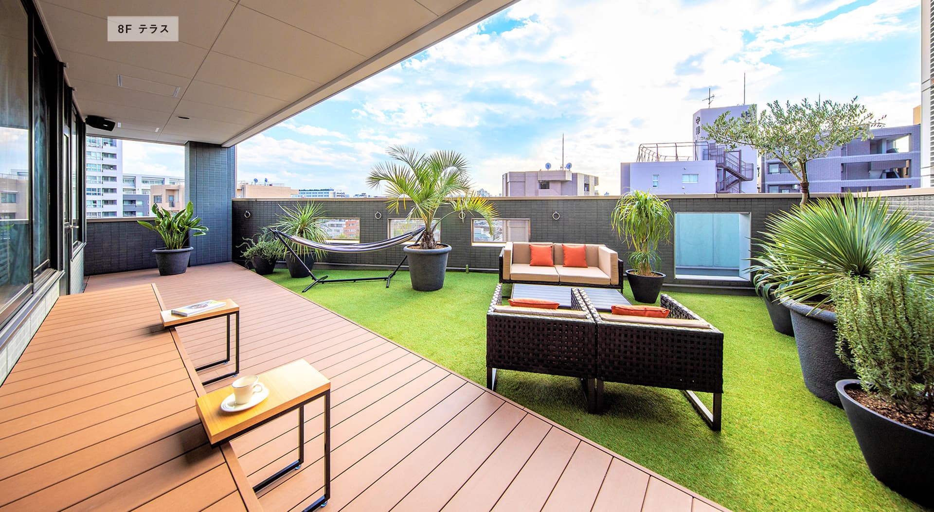 テラス_テラスにはハンモックやソファーが設置されており、風に当たりながらリラックスするのに最適です。©MID POINT