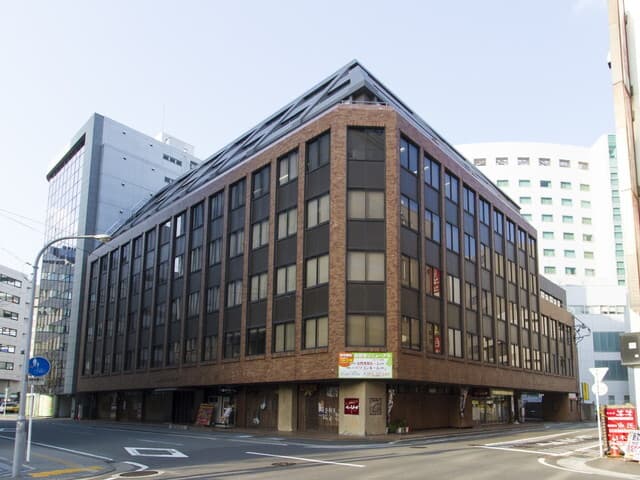 外観_グローバル創業特区である博多ビジネス街にある視認性の高いビルです。