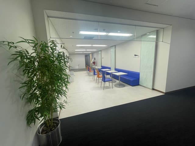 ラウンジ写真1_外部のお客様と同伴でもご利用いただけます