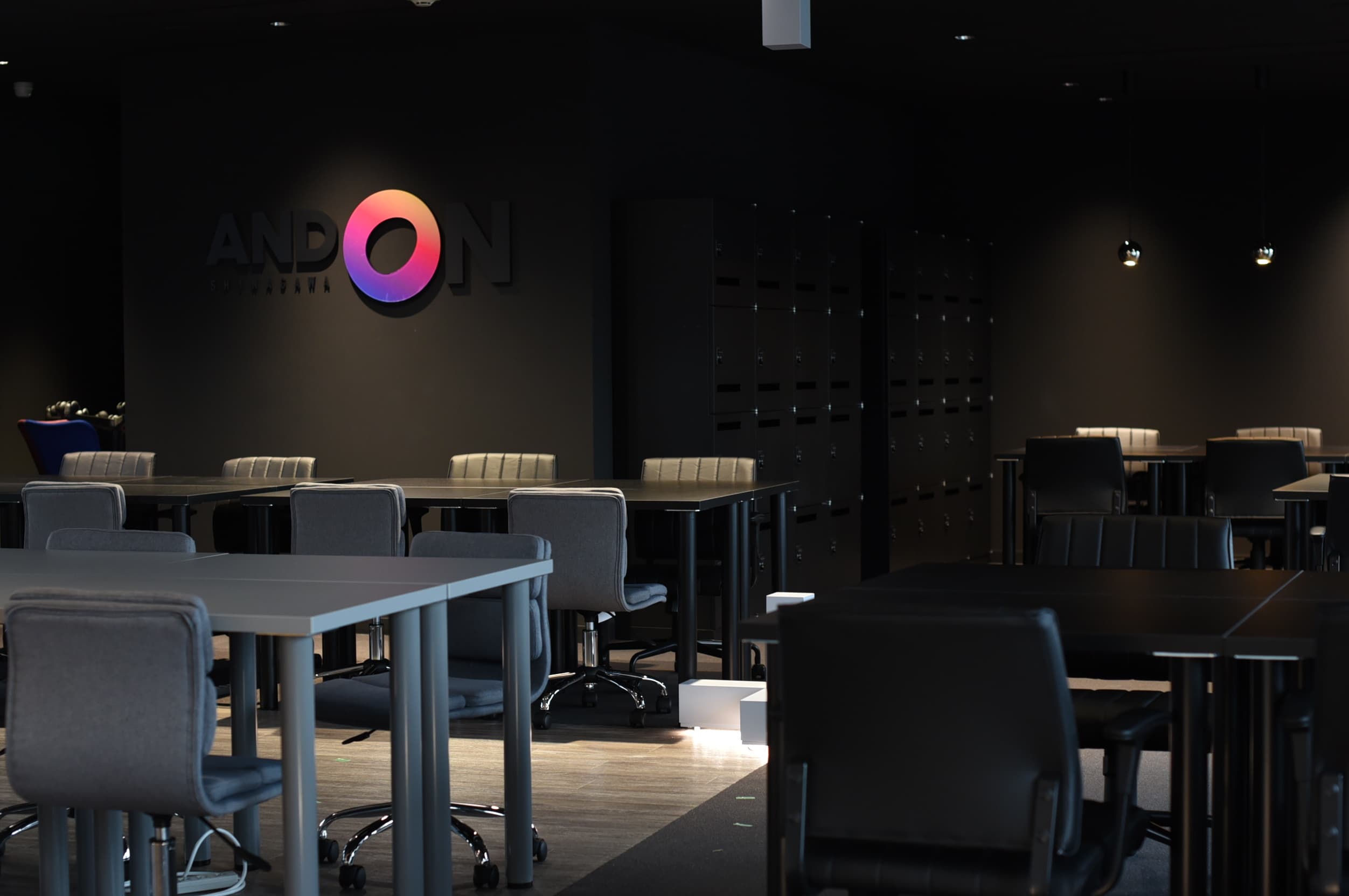 専用エリア_専用会員のみが利用可能な専用エリアです。3人~10人のチームに対応可能なスペースがございます。