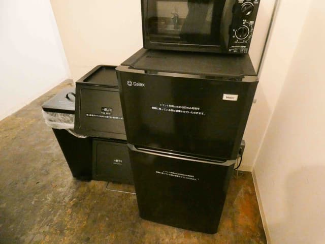 給湯室_共有の冷蔵庫や電子レンジが用意されています