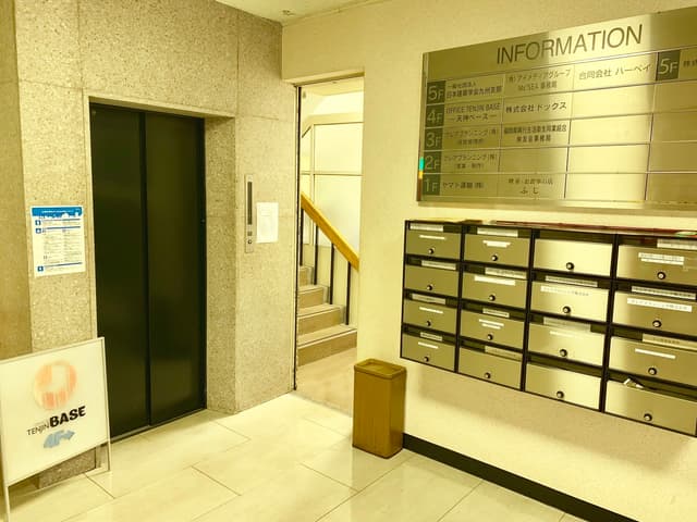 外観_建物に入ってすぐの写真です。