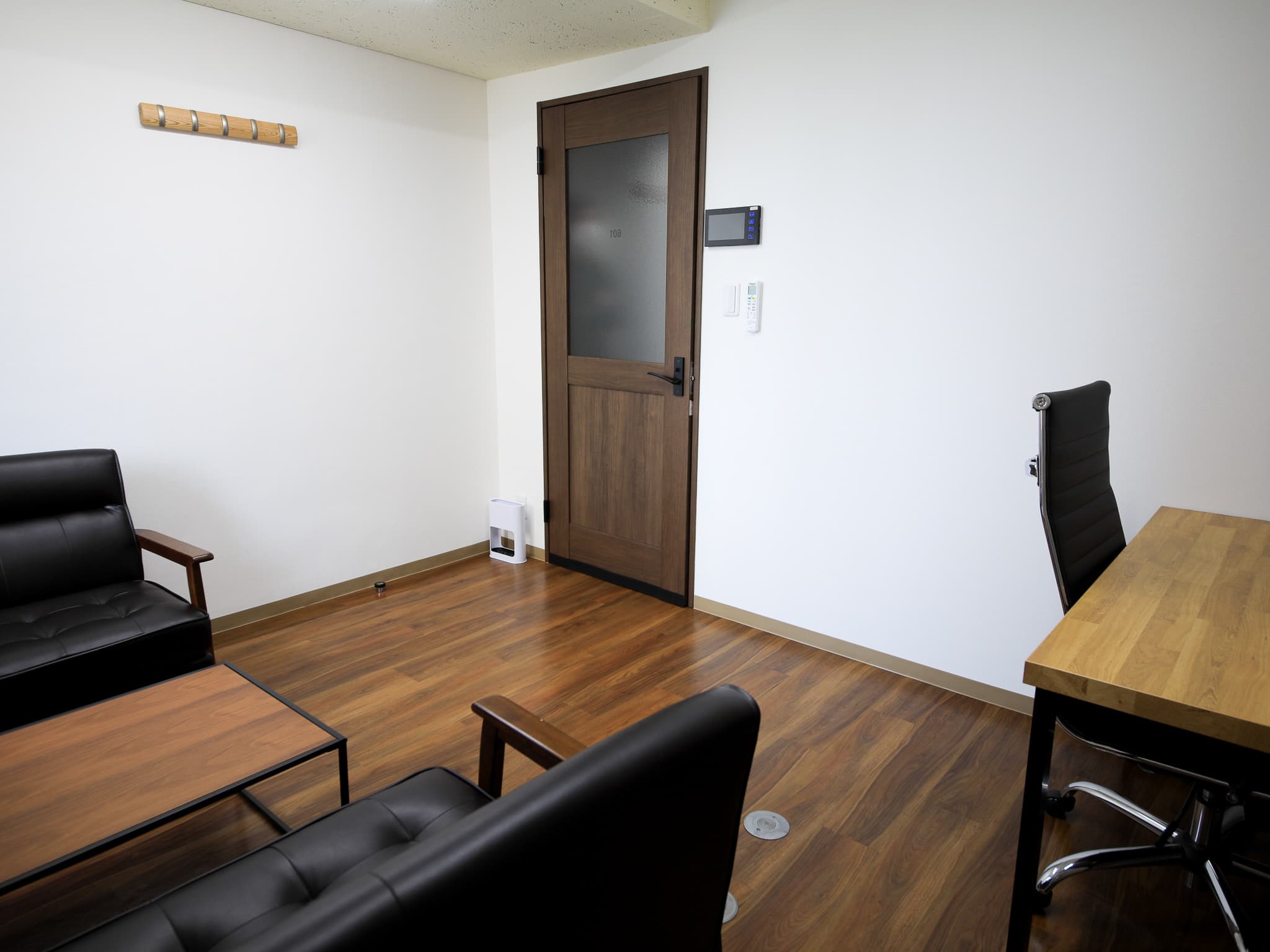 個室_オフィス。無料でのインターネット利用が可能です。