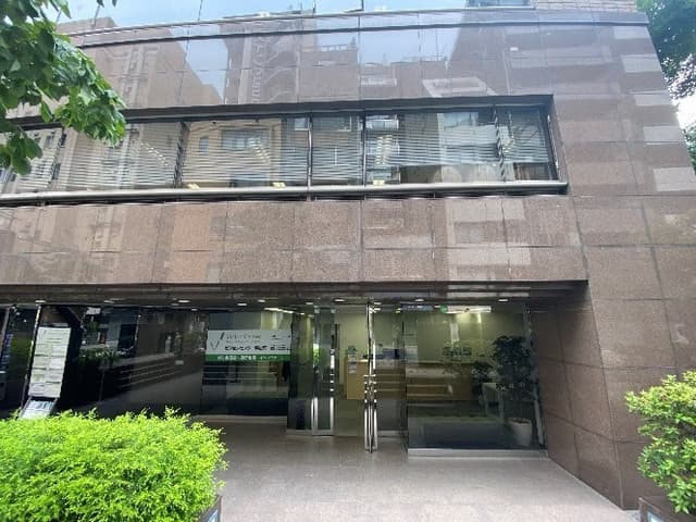 外観_ビルのエントランスです。