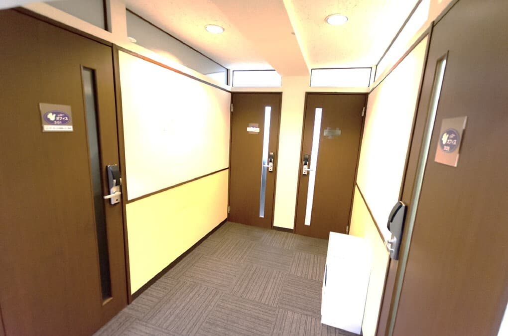 共用部_廊下。各個室は電子錠で施錠でき、セキュリティ面でも安心です。