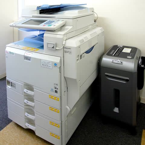 複合機_カラーコピー機完備。シュレッダーは無料で使うことができます。また、ウォーターサーバーも無料です。