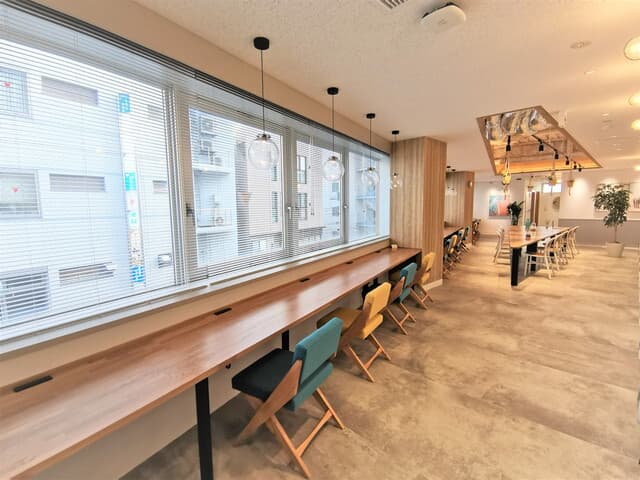 共用部_フリーデスク。南側に面した窓があるため、明るい環境で作業が出来ます。