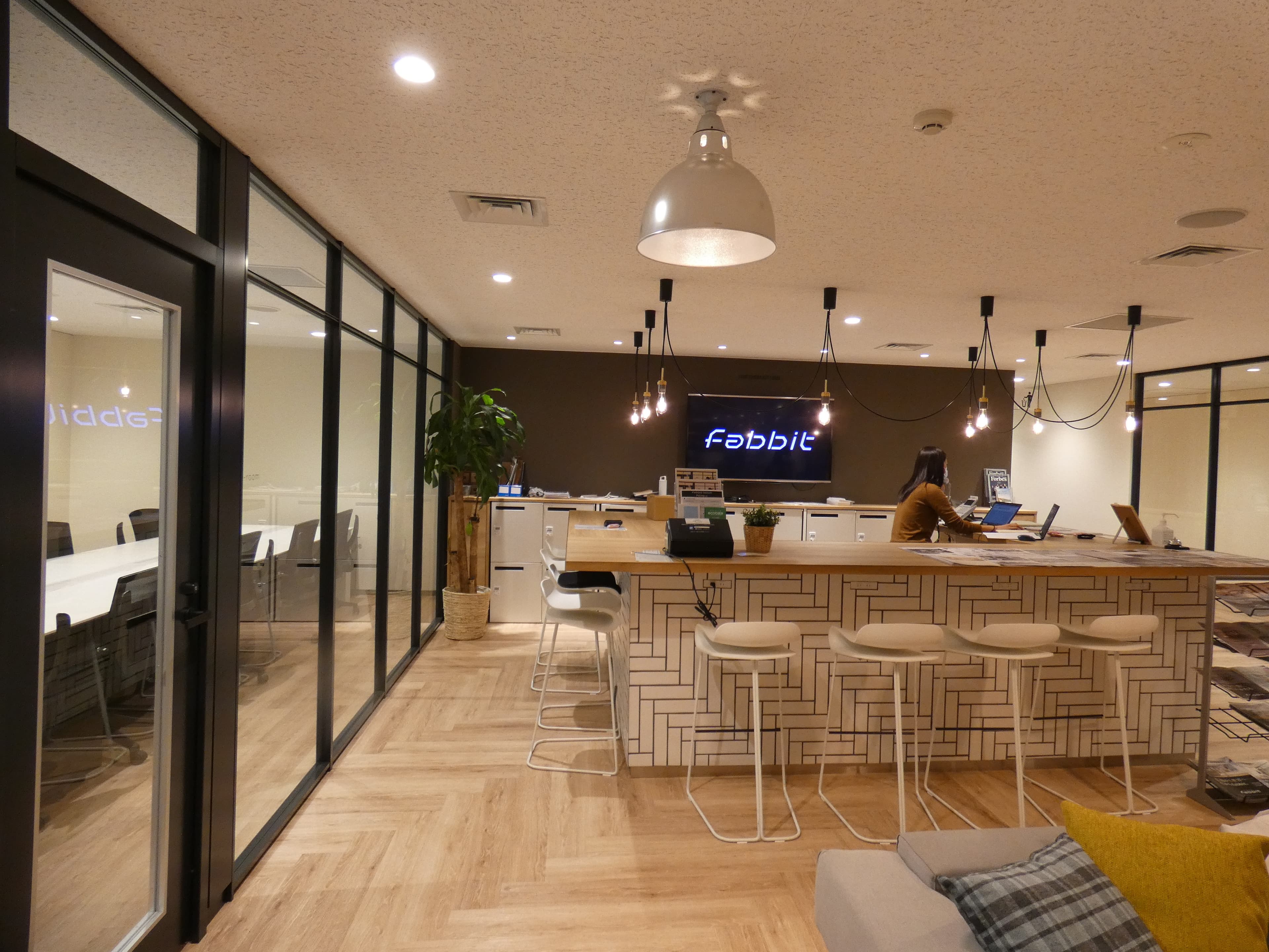 エントランス_受付にはコンシェルジュが常駐していて安心です