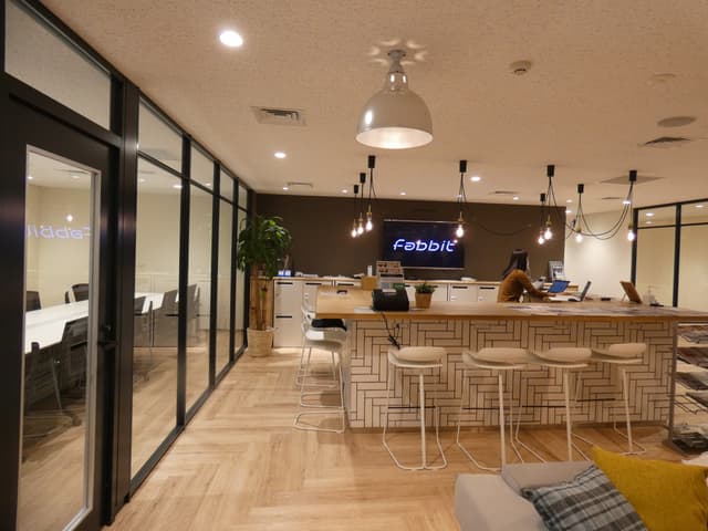 エントランス_受付にはコンシェルジュが常駐していて安心です