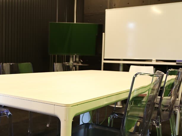 共用部_ミーティングルーム。時間貸しでご利用になれます。