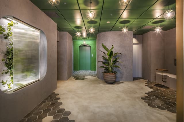 エントランス_建物に入った瞬間からこだわりの内装を施しています。