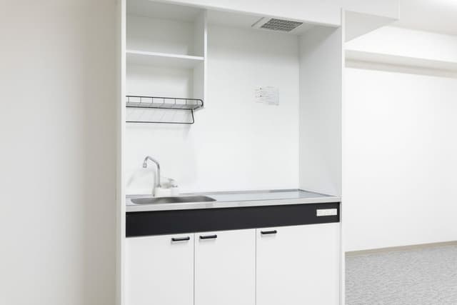 その他_キッチン。その他冷暖房装備やトイレにはウォシュレットを完備しています。©BIZcircle