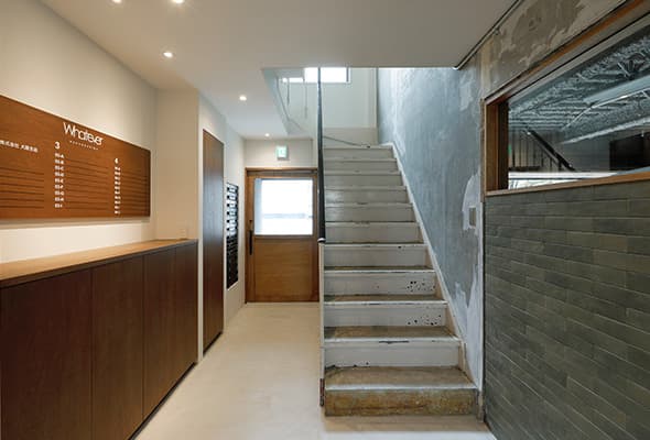 外観_エントランス。ポストが設置されています。