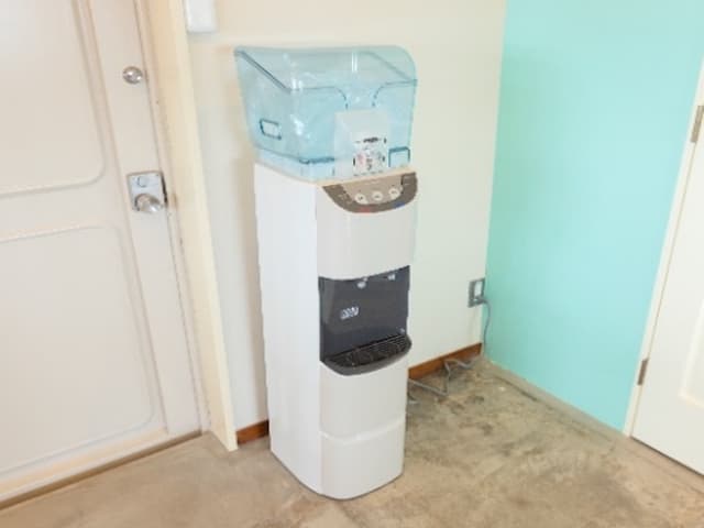 設備_ウォーターサーバー。その他にもコーヒーなどのフリードリンクをご用意しています。