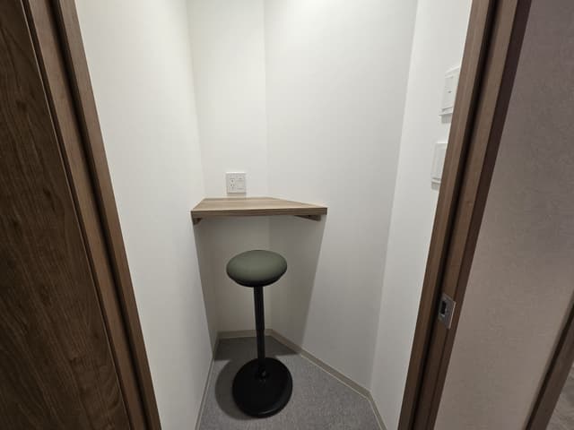 共用部_フォンブース。周囲を気にせず、集中した作業区画です。