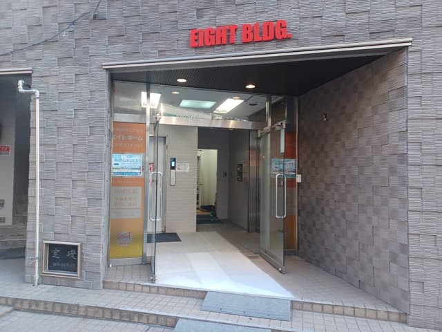 エントランス_シンプルかつ落ち着いた雰囲気のエントランスです