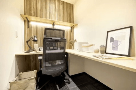 専有スペース_個室。完全個室のレンタルオフィスなので集中して作業が行えます。BIZcomfort浅草42号室