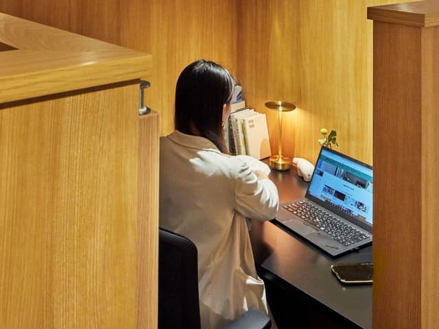 個室_ブース席。鍵付きの半個室。プライバシーが守られており、集中できるような空間設計になっております。