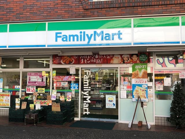 近隣のコンビニ_ファミリーマート よろづや相模台店 (徒歩1分)