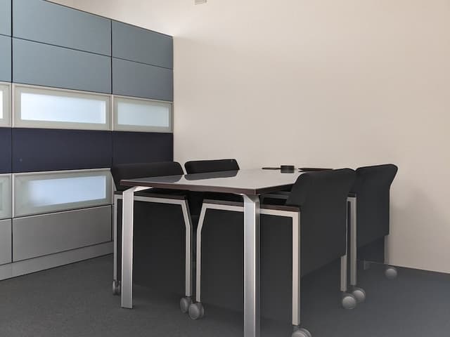 共用部_ミーティングスペース。通常の会議はもちろんのこと応接室としてもご利用いただけます。