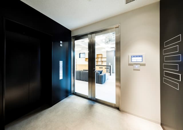 その他_5Fエレベーターホール。カードキーを用いたセキュリティシステムが完備されています。