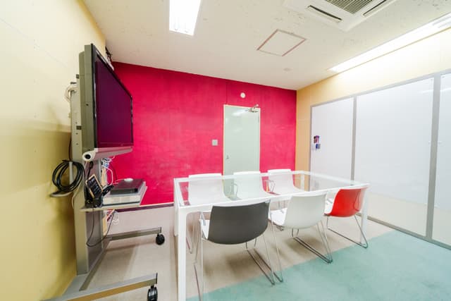 ミーティングスペース_月額会員様は1日3時間まで無料で会議室をご利用いただけます。