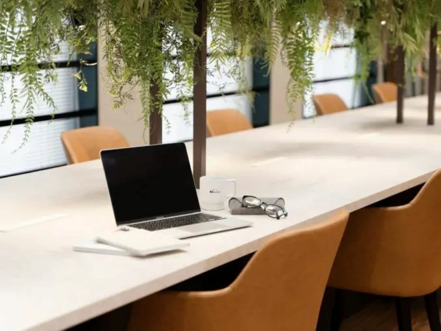 共有部_カフェブース。食事・通話・WEB会議OKの作業スペースです。※画像はイメージです。©bizcomfort