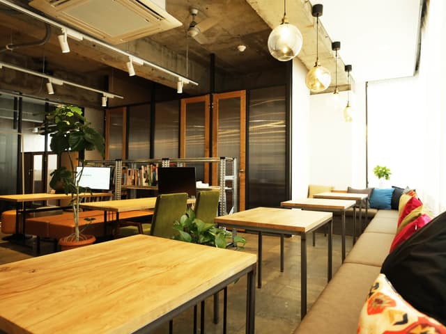 共用部_コワーキングスペース。商談や打ち合わせなどにもご利用できます。