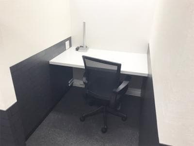 専用デスク_固定ブース。仕切りによって個人の作業に集中できます。©kasegroup