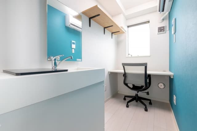 個室_鏡が付いているので、身だしなみにも気を使えます。