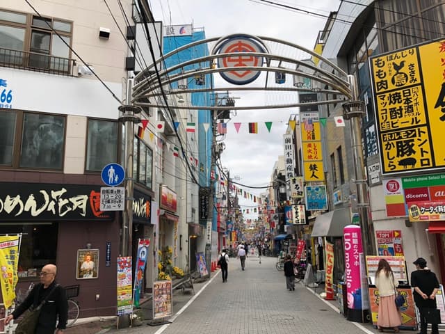 周辺情報_東十条駅の目の前には「東十条商店街」があり、日々賑わっています。