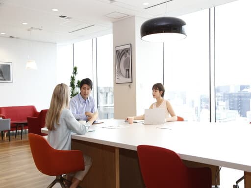 共用部_ビジネスラウンジ。仕事合間の休憩にも利用できる共用スペースです。