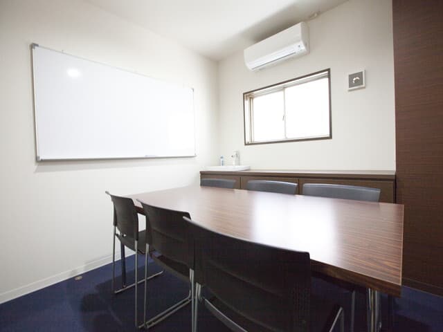 共用部_会議室。ホワイトボードが備え付けのためミーティングの幅も広がります。