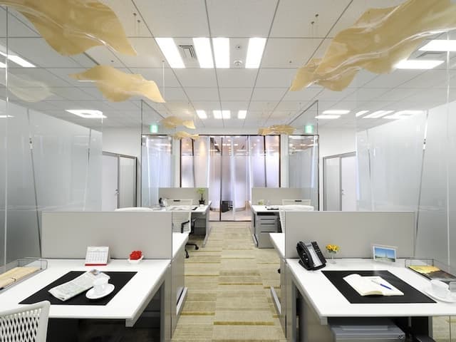 専用デスク_リザーブドコワーキング。全席にパーティションが設けられており、自分の空間を確保できます。