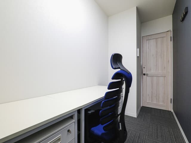 個室_備え付けの家具が利用でき、オフィス家具準備の手間が省けます。