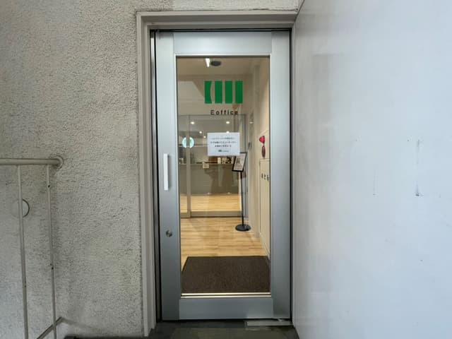 外観_エントランス。暗証番号を用いた入退出になっています。