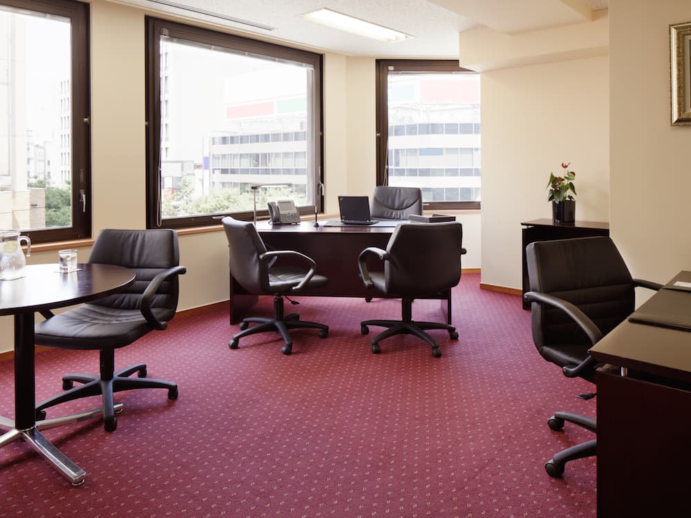 プライベートオフィス_こだわりのオフィス家具と防音機能の整えられたプライベートオフィスです