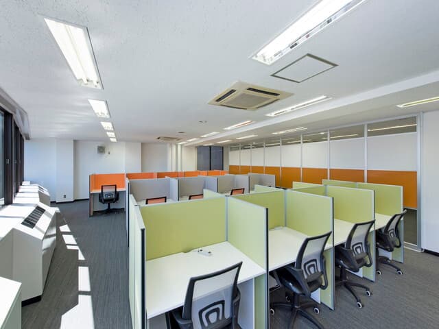 共用部_フリーデスク。会話・電話禁止エリア、可能エリア合わせて50席あり、自由に選んでご利用が可能です。