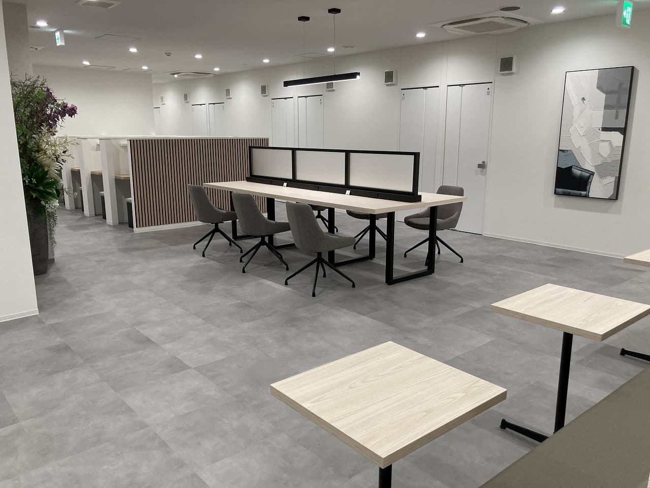 共有部_ラウンジ。グループワークや個人での作業、休憩にも対応したフレキシブルなスペースです。