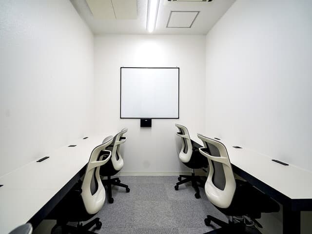 個室_シンプルで落ち着いた雰囲気の環境で仕事が行えます。