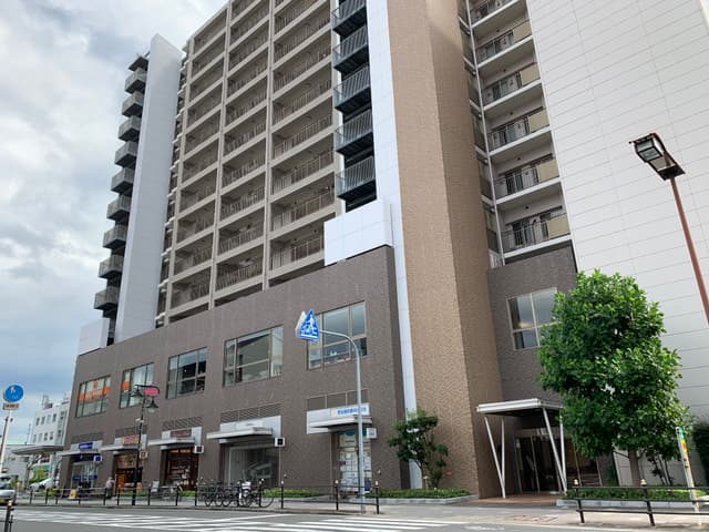 建物外観。放出駅直結、ローレルコート放出2階にあります。