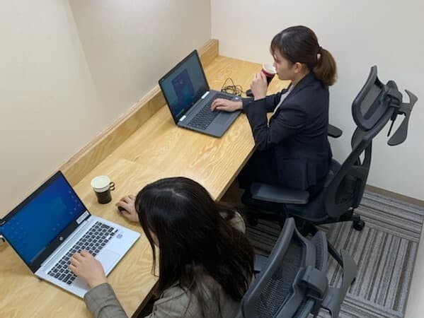 個室_デスクやチェアは備え付けてあるため、入居後すぐに仕事を始められます。