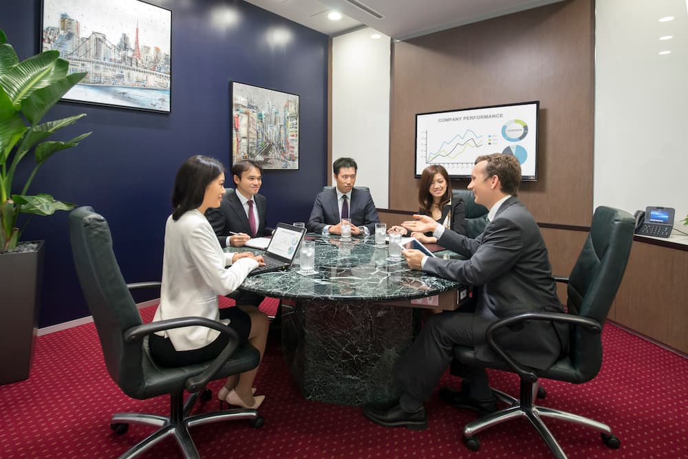 会議室_ビジネスに欠かせない会議室には、ビデオ会議システムやフリードリンクなど充実した設備をご用意しています