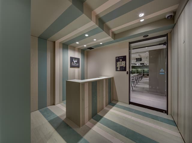 セキュリティも万全な施設エントランス