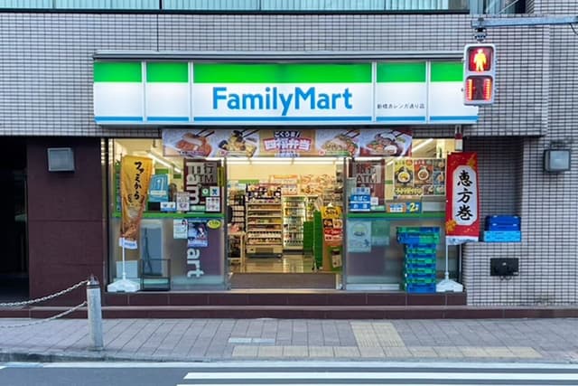 近隣のコンビニ_ファミリーマート新橋赤レンガ通り店_周辺にはコンビニが多いです。
